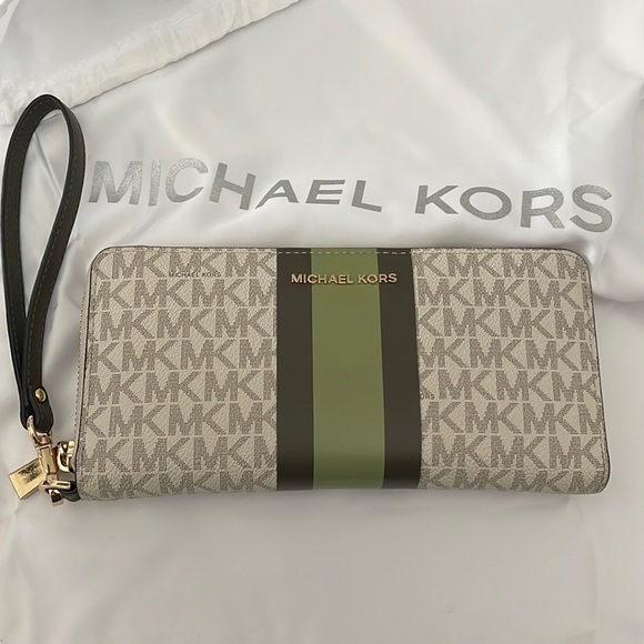 Handbags - Michael kors. Logo stripe continental wristlet.